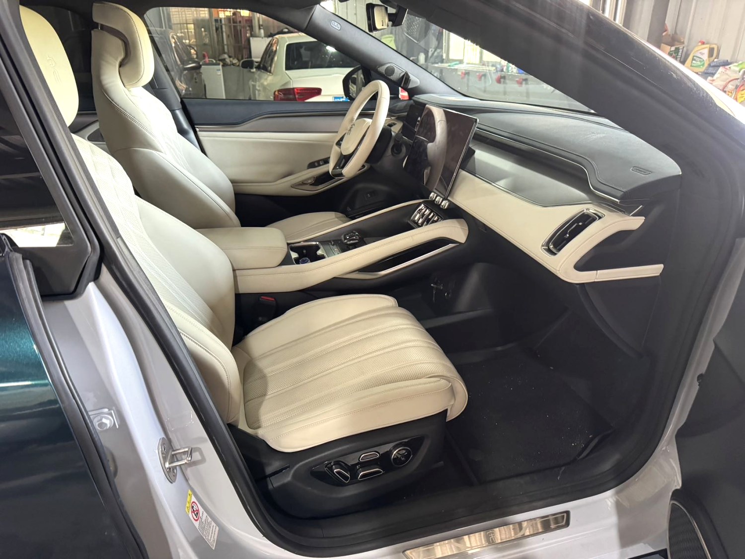 BYD L (Liter) Electric Vehicle 662km