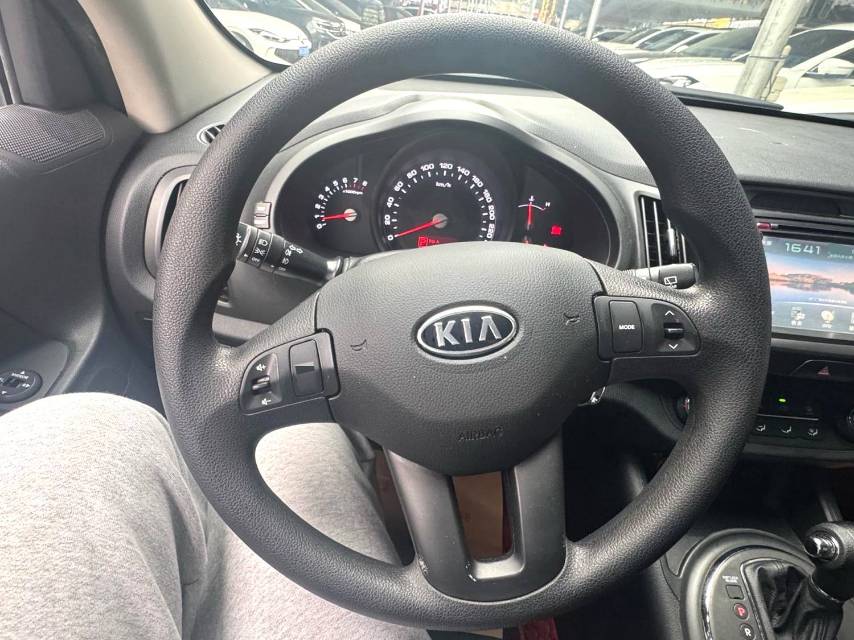 Kia Sportage 2,0 л, АКПП, передний привод, GL