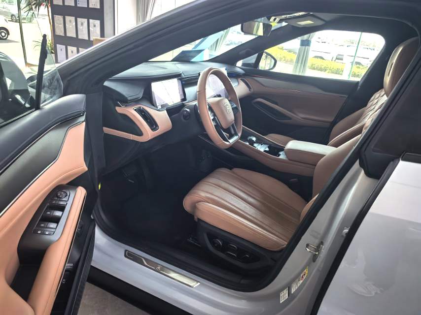 BYD L (Liter) Electric Vehicle 662km