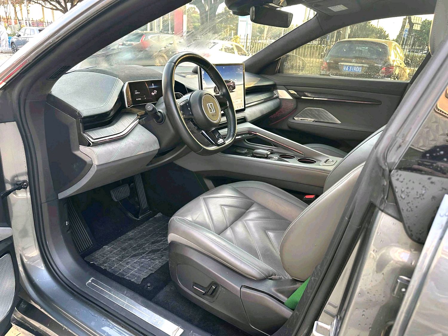 极氪 001 Model Year 长航续航双电机 WE 版本。