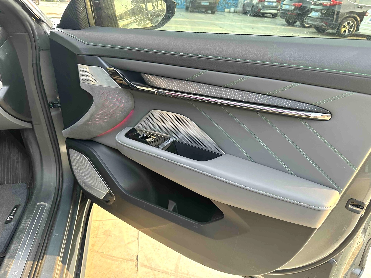 极氪 001 Model Year 长航续航双电机 WE 版本。