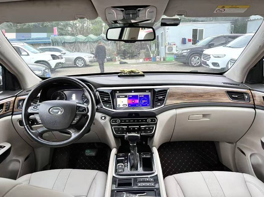 传祺 GS 8 Model Year 320T 两驱尊贵版 七座