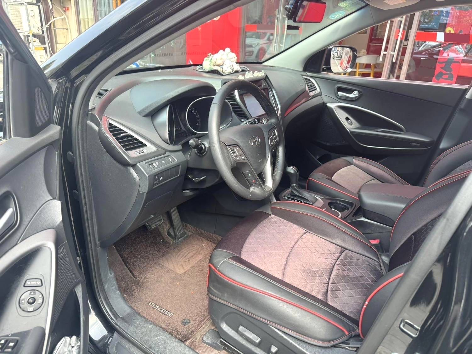 Hyundai Santa Fe 2,4 л, автоматическая коробка передач, передний привод, 5 мест