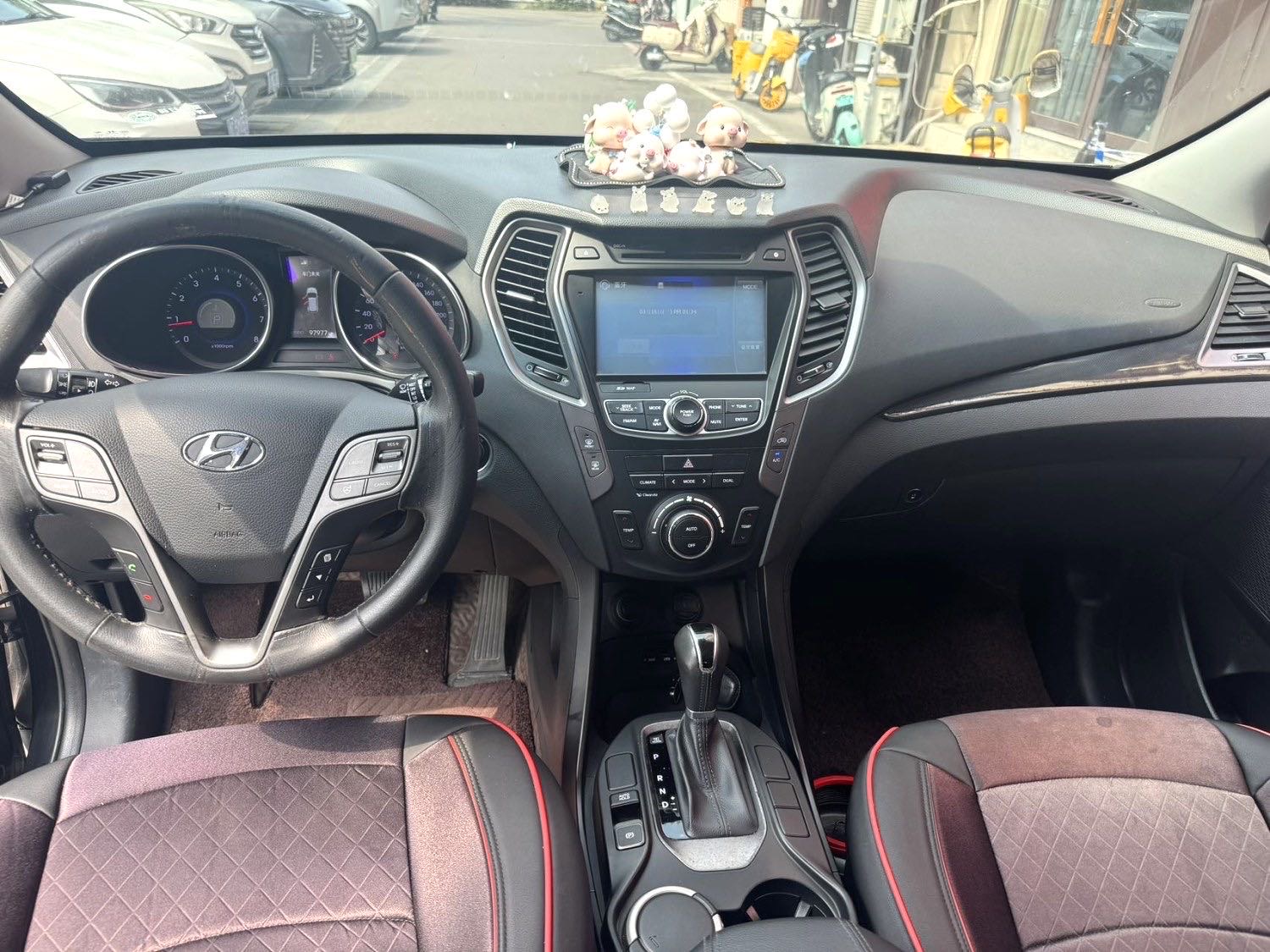 Hyundai Santa Fe 2,4 л, автоматическая коробка передач, передний привод, 5 мест