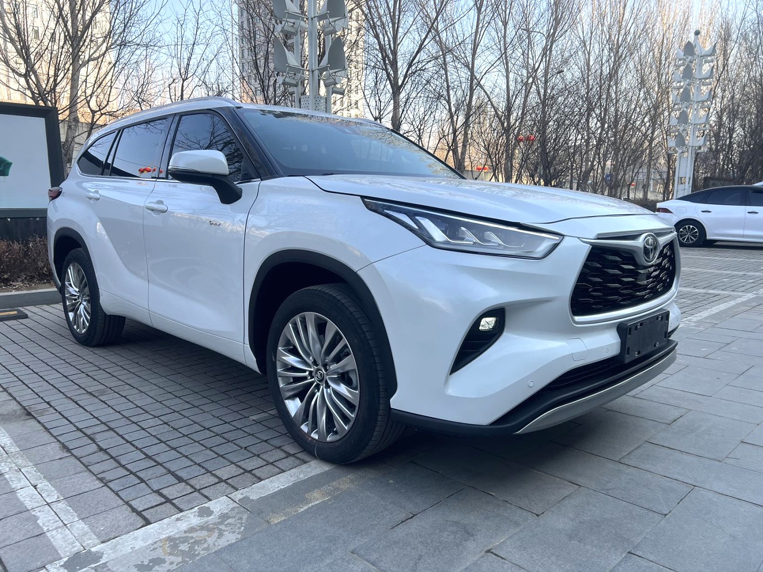 Toyota Highlander 2,5 л, гибрид, полный привод, комплектация Premium, 7 мест
