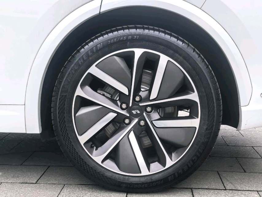 Li Auto L (Liter) 7 Ultra
