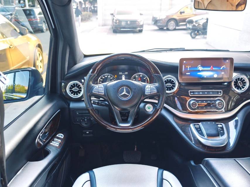 Mercedes-Benz 2.0T Elite 9 Seats