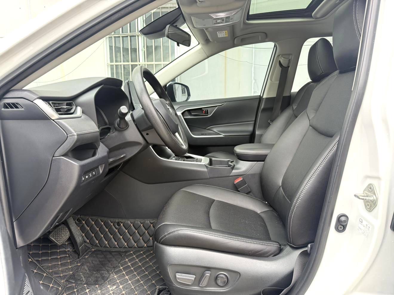 RAV 4 荣放 Model Year 双擎 2.5L E CVT 两驱精英版