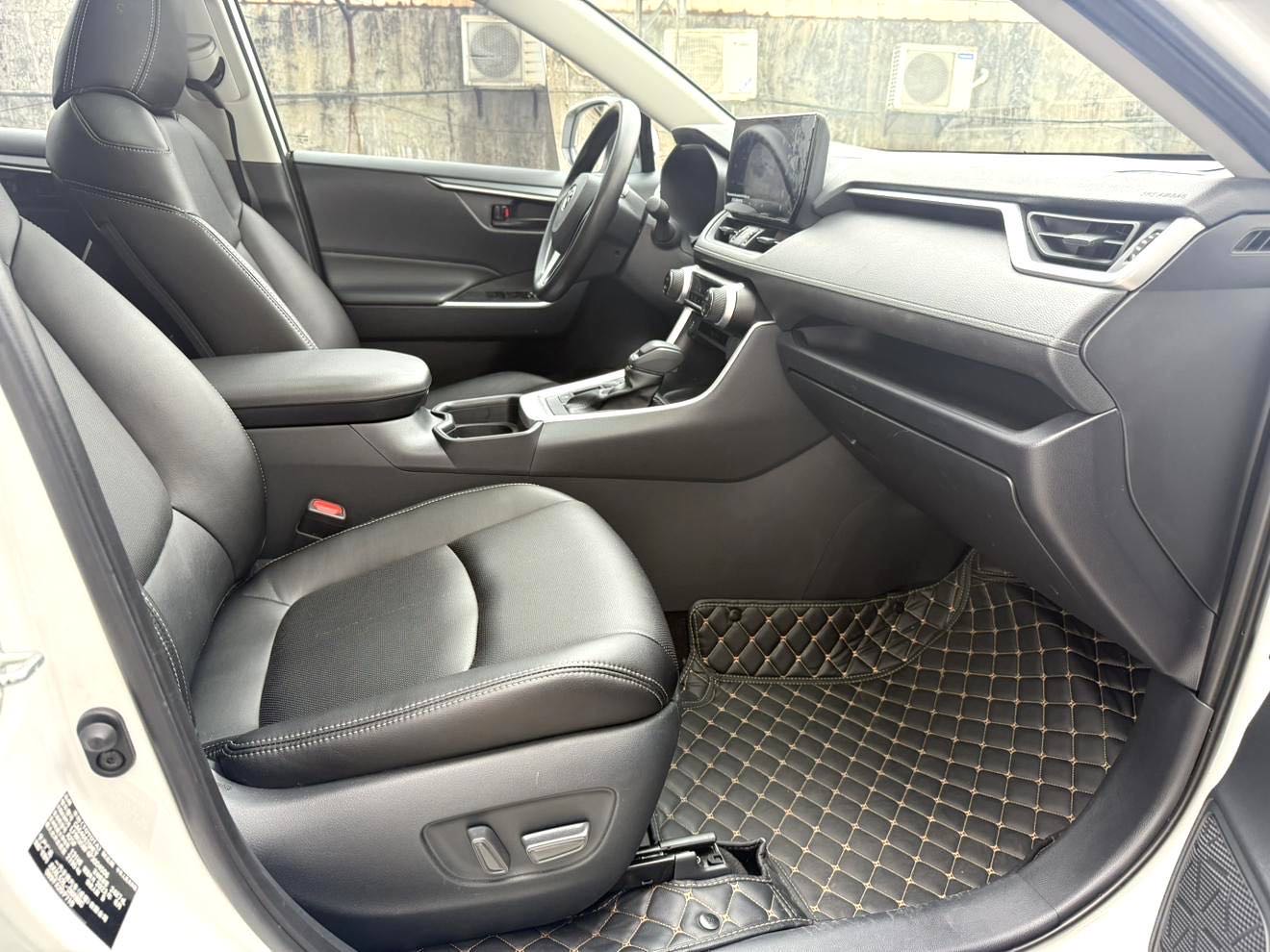 RAV 4 荣放 Model Year 双擎 2.5L E CVT 两驱精英版