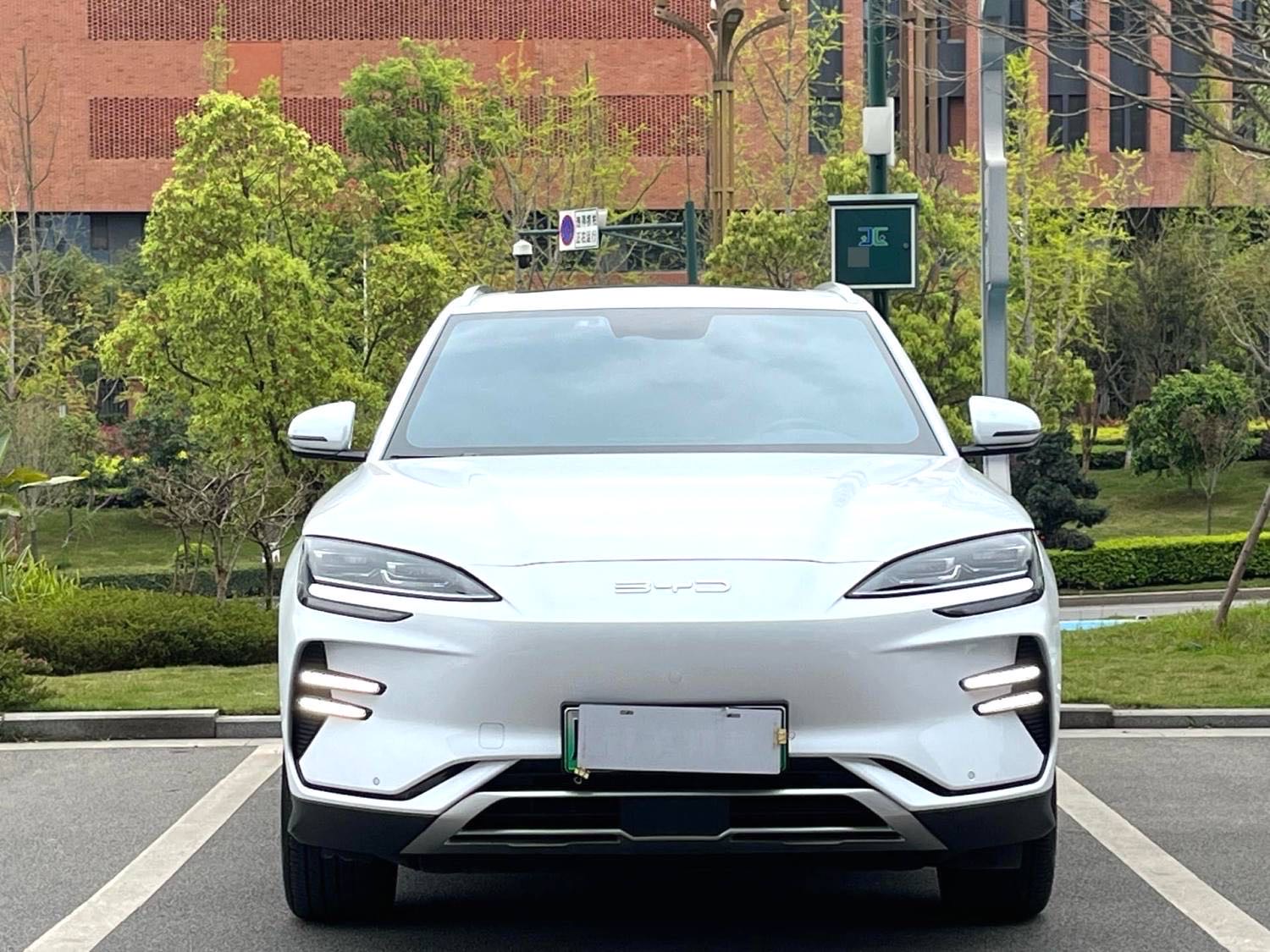 BYD PLUS — электромобиль на альтернативном топливе с запасом хода 520 км, люкс-класс