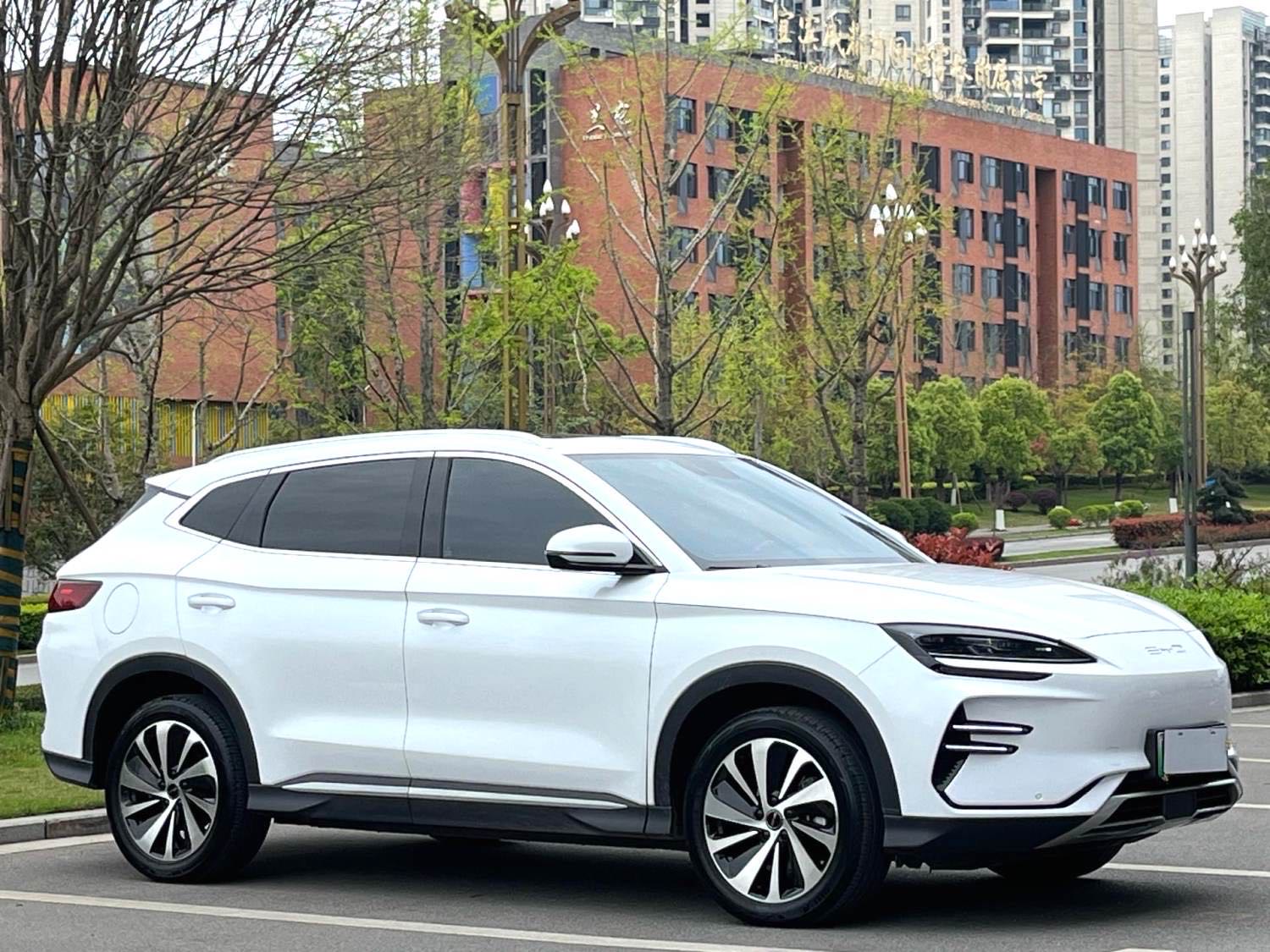 BYD PLUS — электромобиль на альтернативном топливе с запасом хода 520 км, люкс-класс