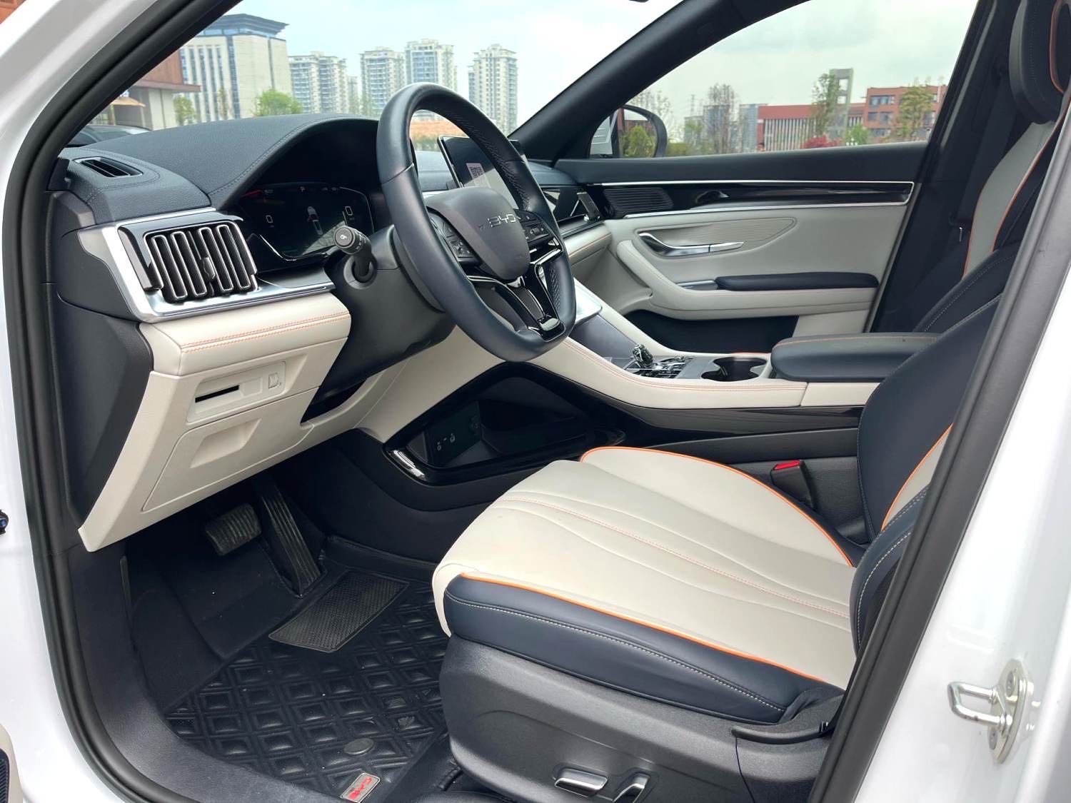 BYD PLUS — электромобиль на альтернативном топливе с запасом хода 520 км, люкс-класс