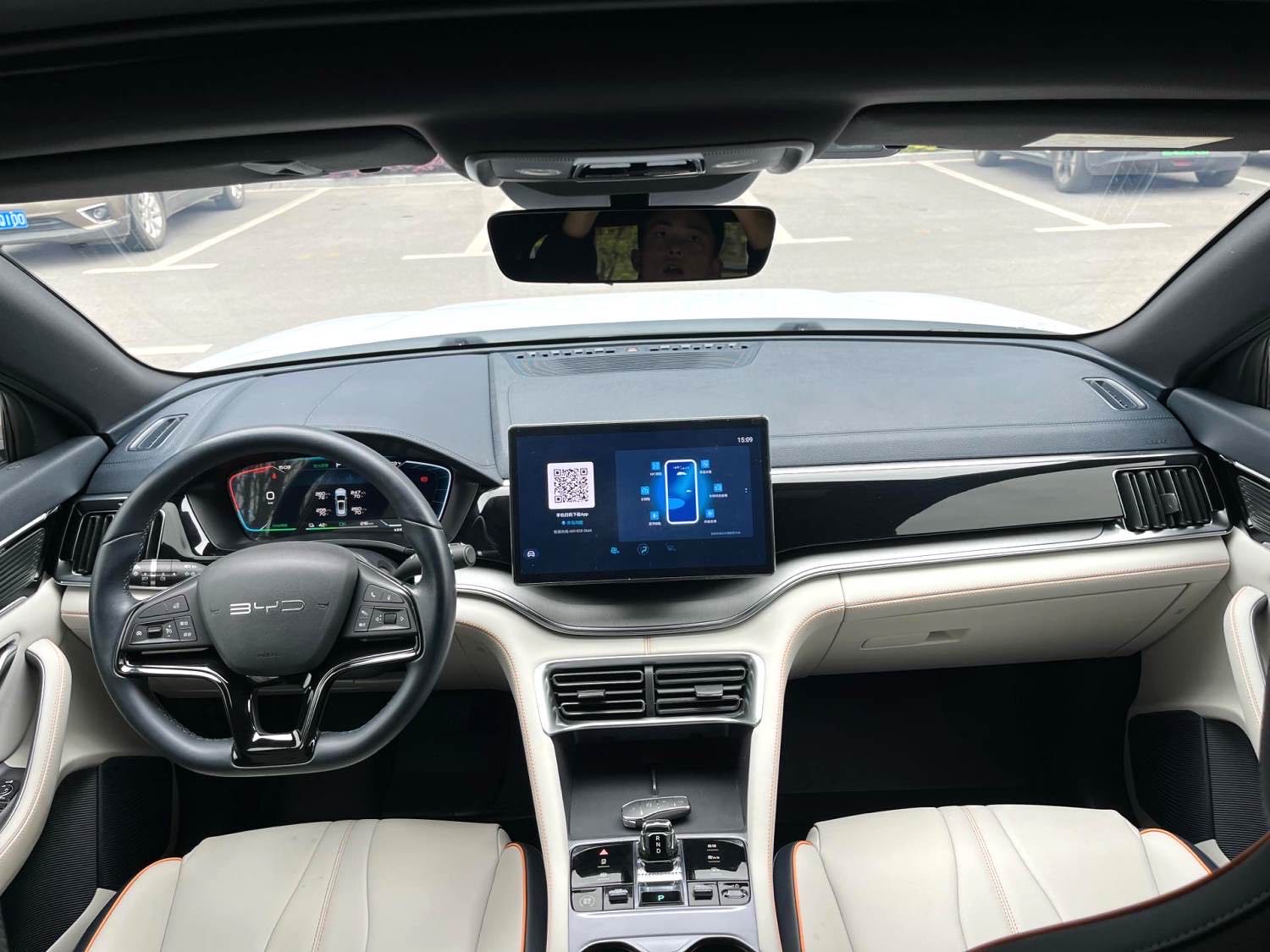 BYD PLUS — электромобиль на альтернативном топливе с запасом хода 520 км, люкс-класс
