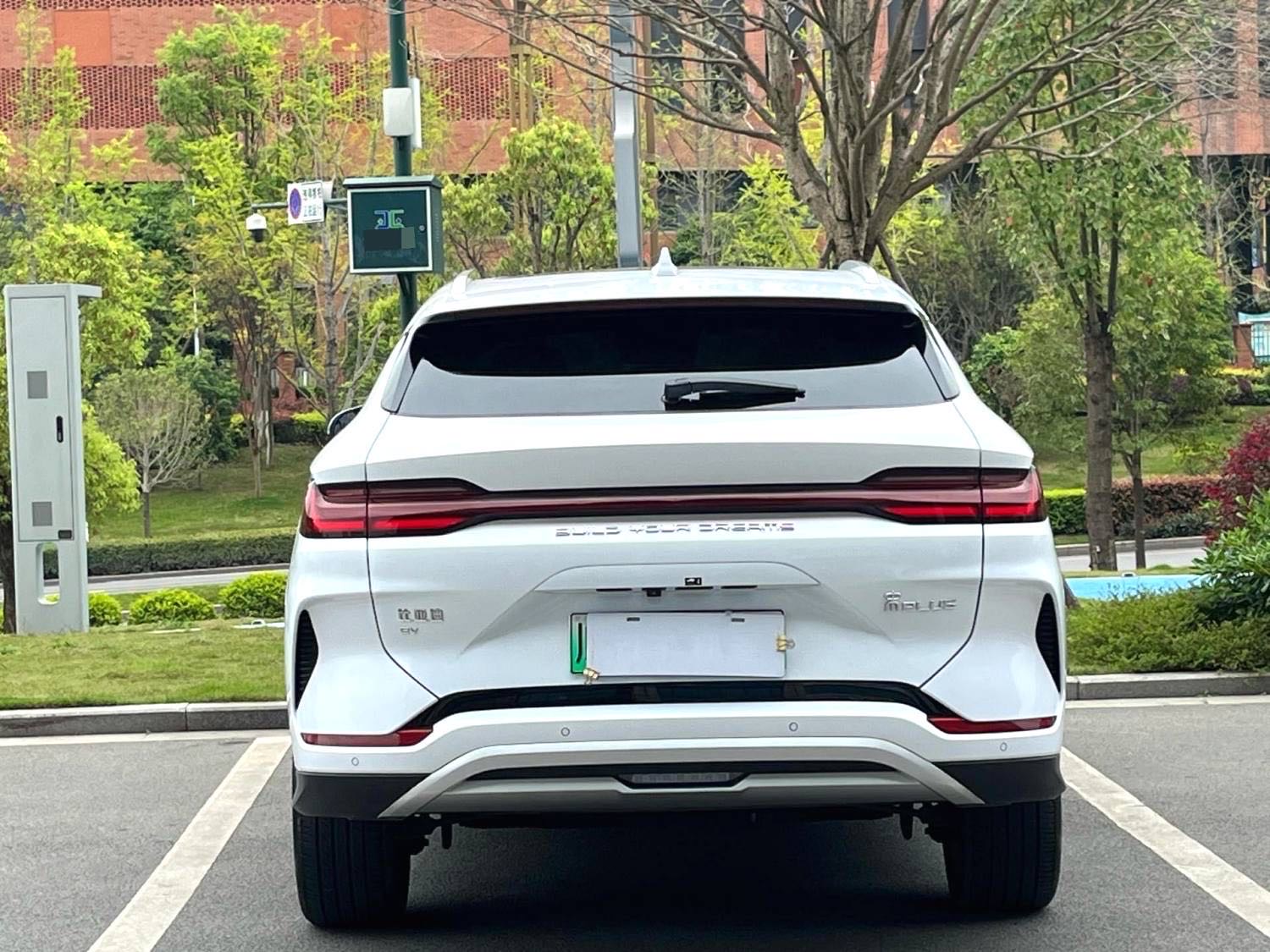BYD PLUS — электромобиль на альтернативном топливе с запасом хода 520 км, люкс-класс