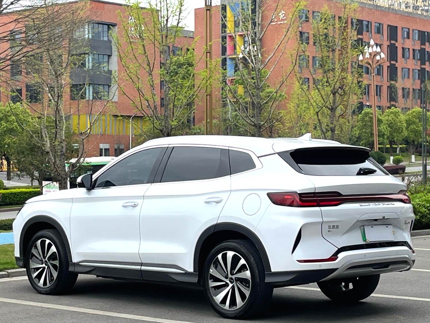 BYD PLUS — электромобиль на альтернативном топливе с запасом хода 520 км, люкс-класс