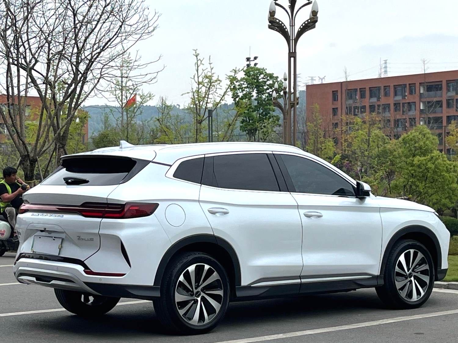 BYD PLUS — электромобиль на альтернативном топливе с запасом хода 520 км, люкс-класс