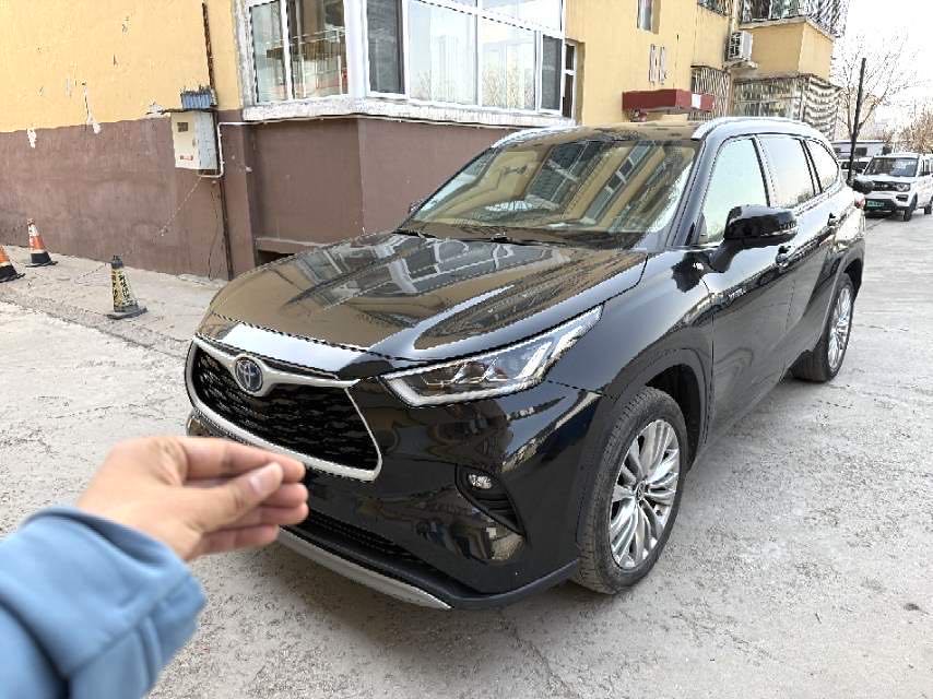 汉兰达 Model Year 双擎 2.5L 四驱尊贵版 7 Seats