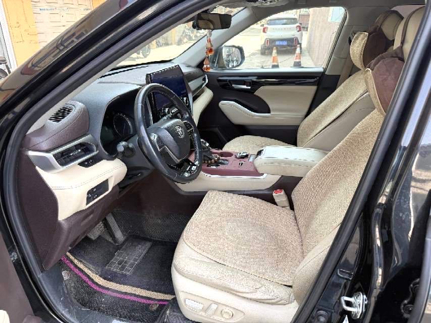 汉兰达 Model Year 双擎 2.5L 四驱尊贵版 7 Seats