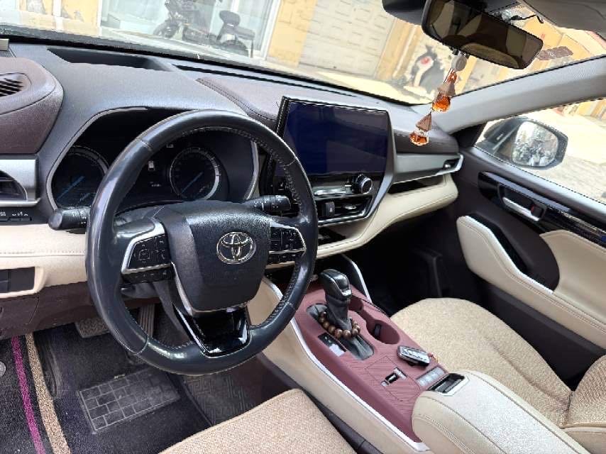 汉兰达 Model Year 双擎 2.5L 四驱尊贵版 7 Seats
