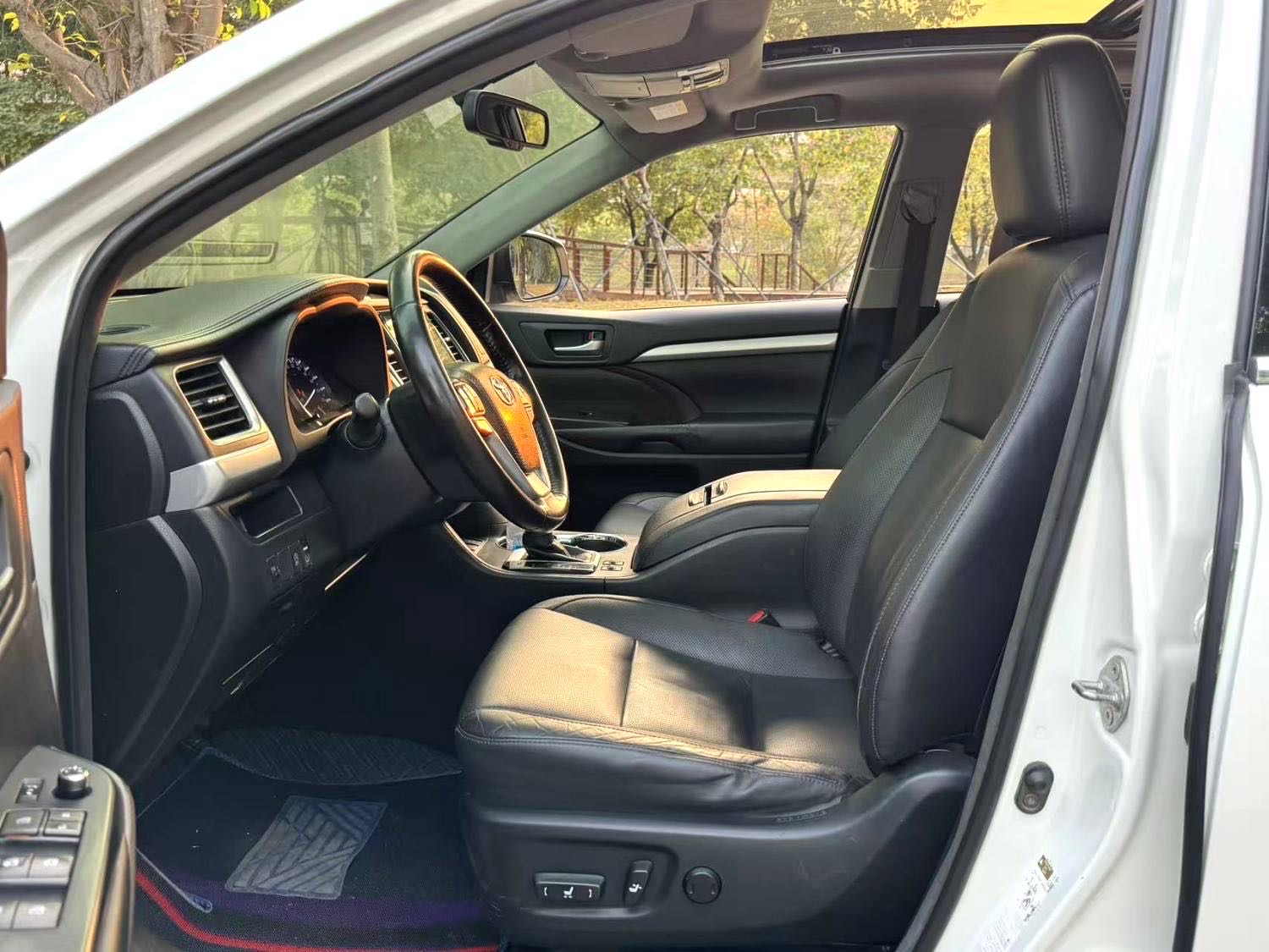 汉兰达 Model Year 2.0T 四驱豪华导航版 7 Seats