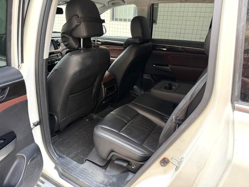 传祺 GS 8 Model Year 320T 两驱尊贵版 七座