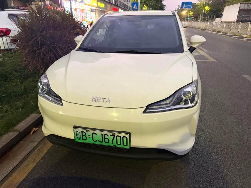 哪吒 V Model Year 标准续航娱乐版