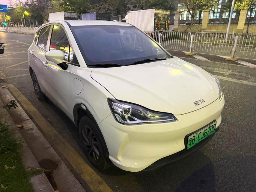 哪吒 V Model Year 标准续航娱乐版