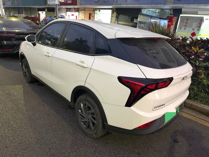 哪吒 V Model Year 标准续航娱乐版