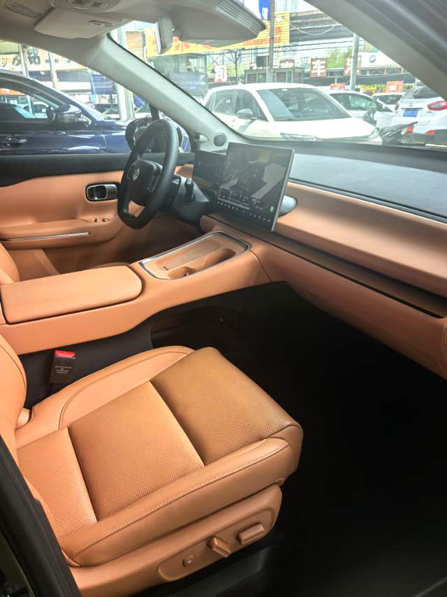 零跑 C 16 Model Year 增程 280 激光雷达智尊版 6 Seats