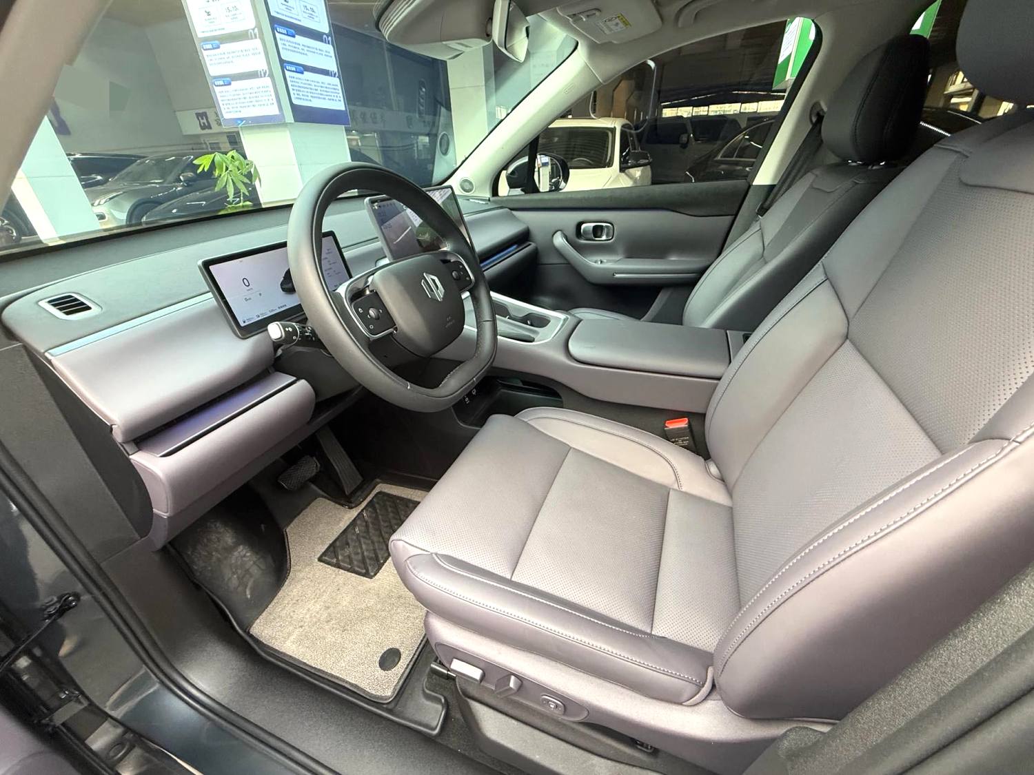 零跑 C 16 Model Year 增程 280 激光雷达智尊版 6 Seats