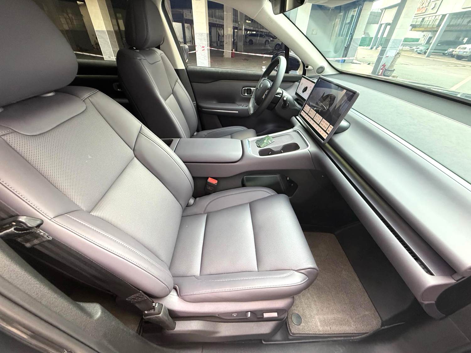 零跑 C 16 Model Year 增程 280 激光雷达智尊版 6 Seats