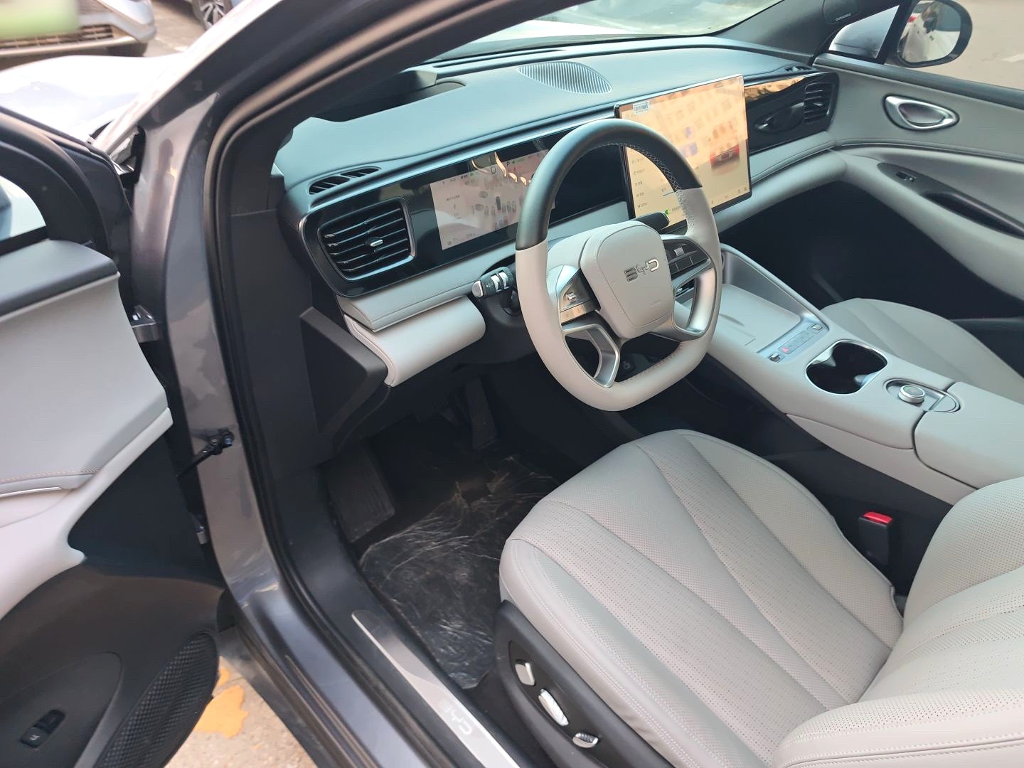 BYD 06 — электромобиль на альтернативном топливе, версия 605 Plus