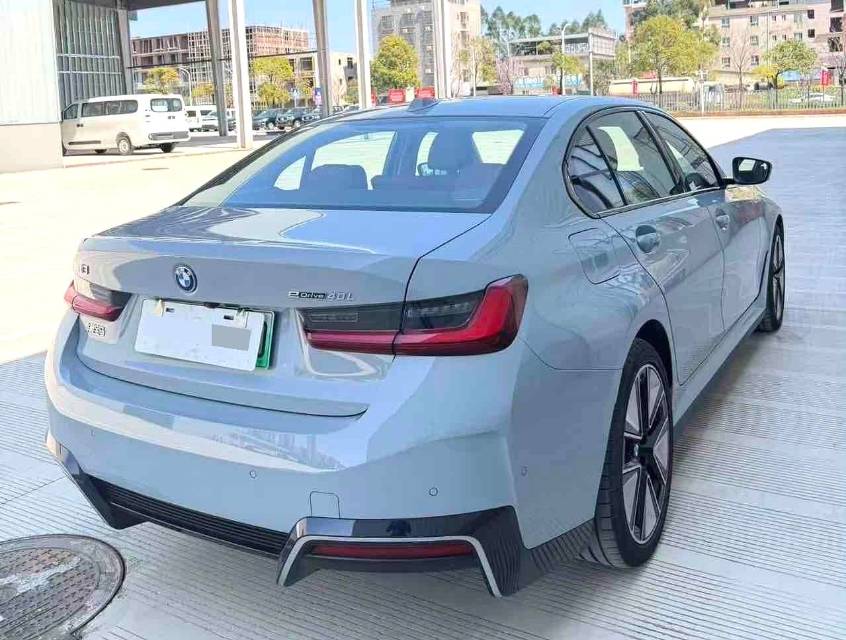 BMW i 3 eDrive 40 л (литр)