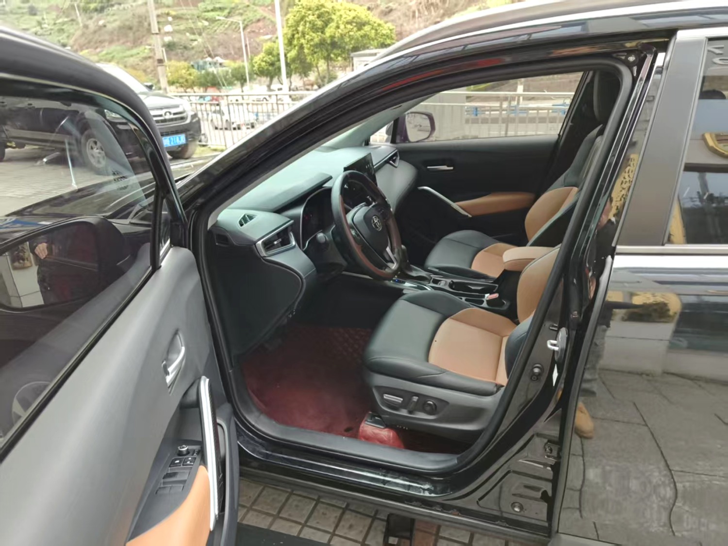 Toyota 2.0L Hybrid Luxury