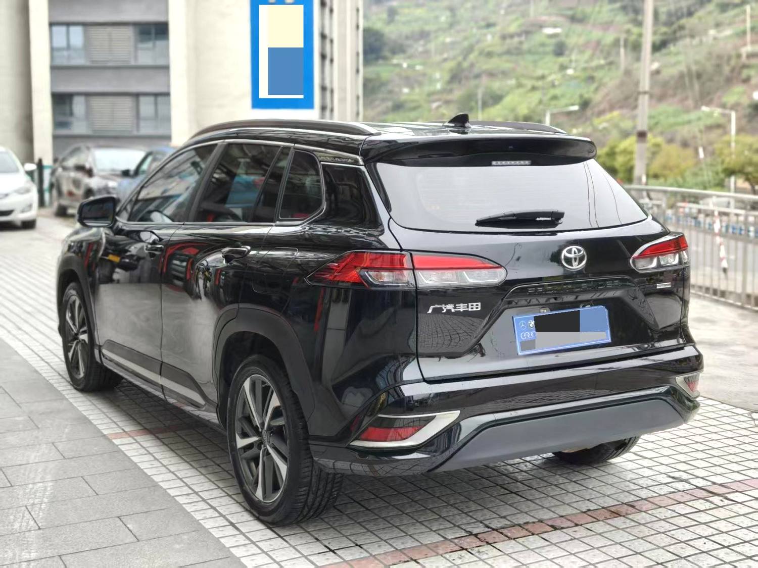 Toyota 2.0L Hybrid Luxury
