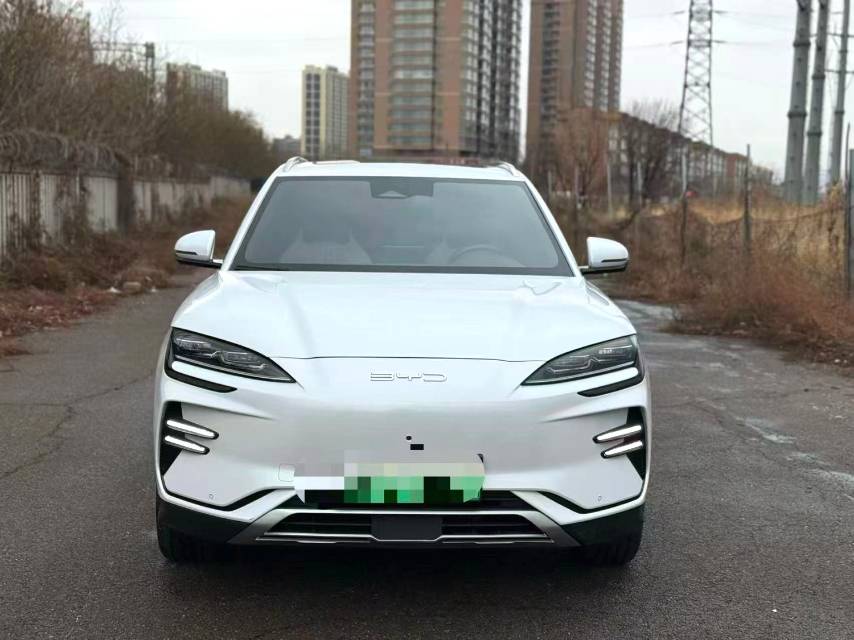 BYD PLUS — флагманская модель электромобиля на альтернативном топливе с запасом хода 520 км