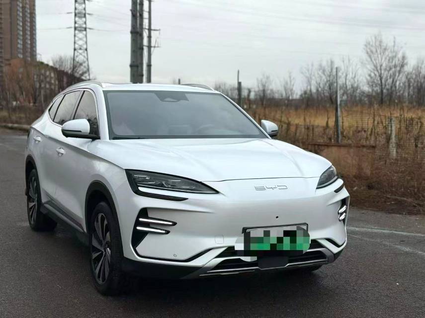BYD PLUS — флагманская модель электромобиля на альтернативном топливе с запасом хода 520 км