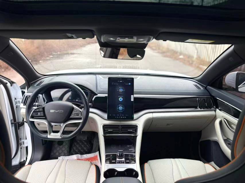 BYD PLUS — флагманская модель электромобиля на альтернативном топливе с запасом хода 520 км