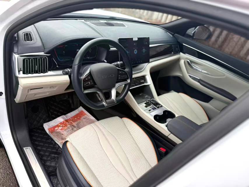 BYD PLUS — флагманская модель электромобиля на альтернативном топливе с запасом хода 520 км