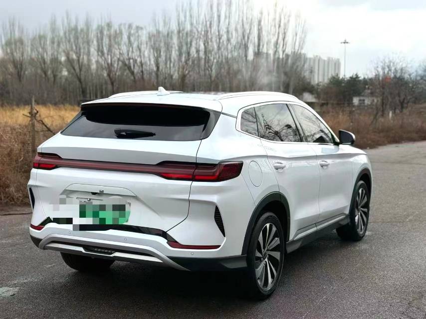 BYD PLUS — флагманская модель электромобиля на альтернативном топливе с запасом хода 520 км