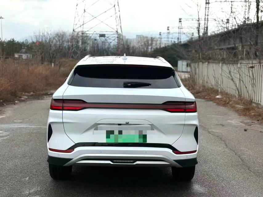 BYD PLUS — флагманская модель электромобиля на альтернативном топливе с запасом хода 520 км
