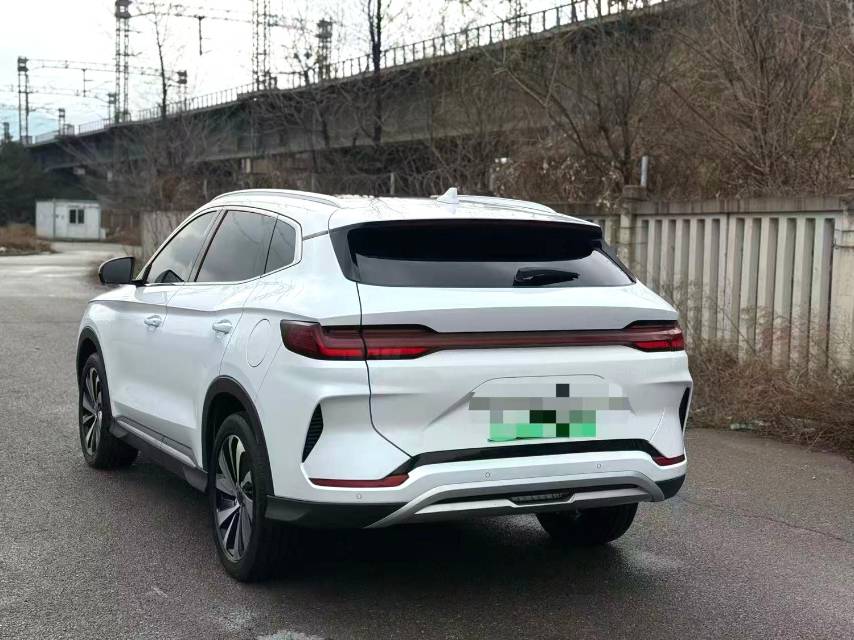 BYD PLUS — флагманская модель электромобиля на альтернативном топливе с запасом хода 520 км
