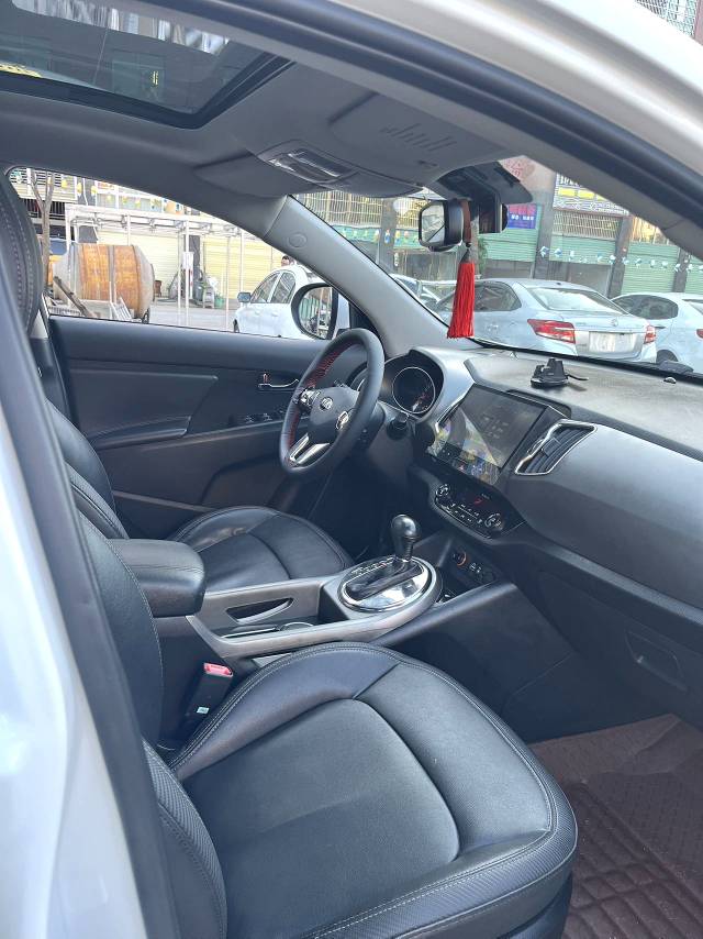Kia Sportage 2,0 л, АКПП, передний привод, комплектация «Премиум»
