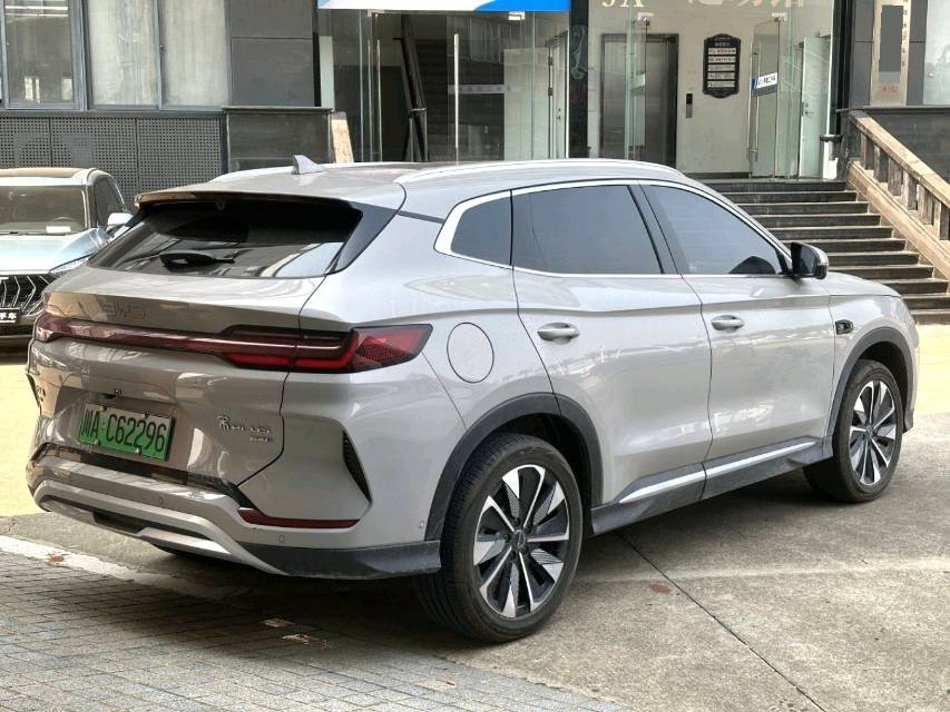 BYD PLUS — электромобиль на альтернативном топливе с запасом хода 520 км, люкс-класс