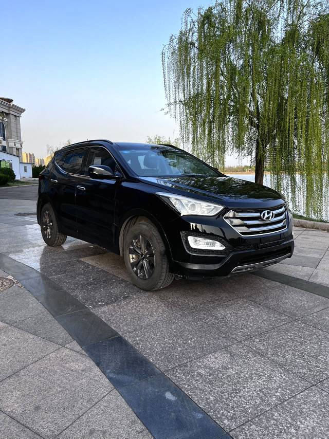 Hyundai Santa Fe 2.4L Automatic2WD 5 Seats