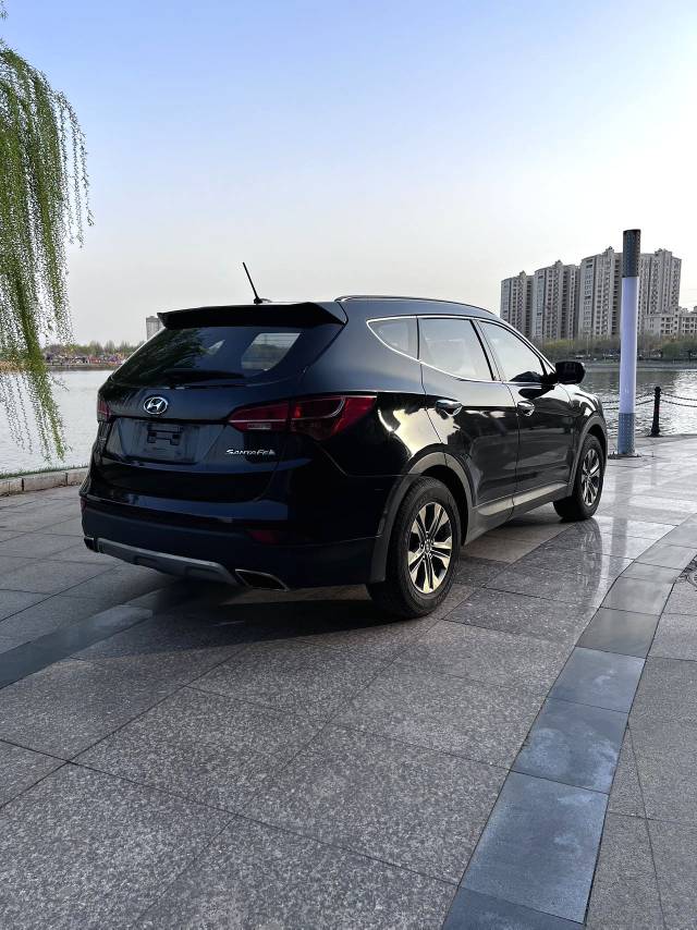 Hyundai Santa Fe 2.4L Automatic2WD 5 Seats