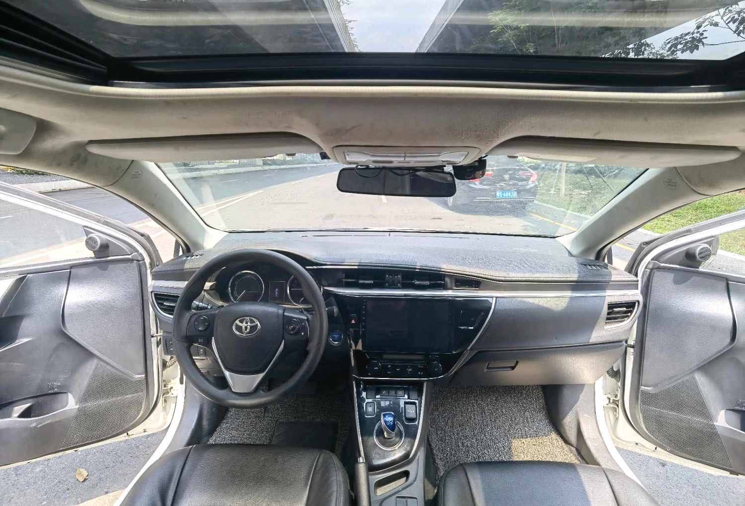 卡罗拉 Model Year 改款双擎 1.8L E CVT 领先版