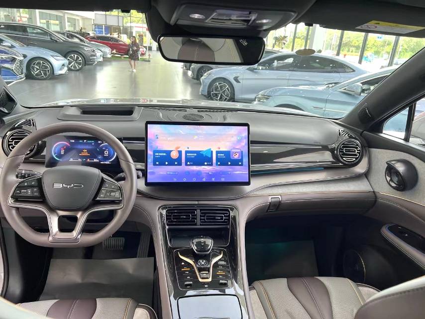 BYD 07 DM i 205KM Flagship