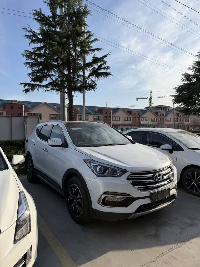Hyundai Santa Fe 2.4L Automatic2WD 5 Seats