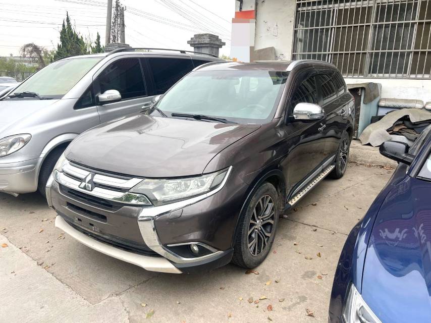 Mitsubishi 2.4L 4WDElite 5 Seats